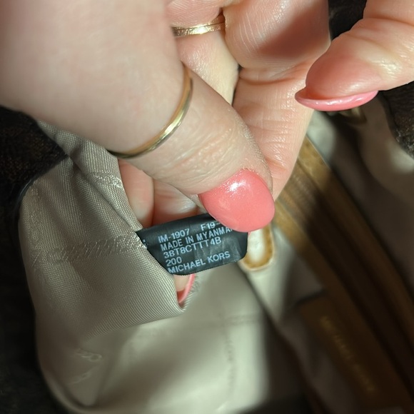 Michael Kors Jet Set Signature Tote Large 3 large sections. - Picture 5 of 6